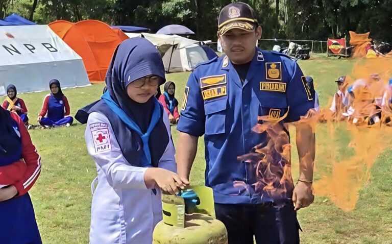 Momen Peserta Latgab PMR Jampangkulon Dilatih Cara Jinakkan Api oleh Petugas Damkar