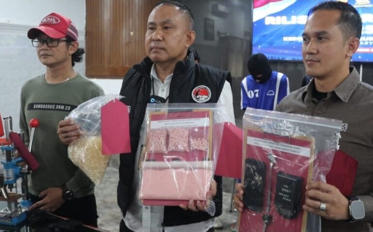 Sulap Ruko Jadi Pabrik Ekstasi, Warga Cikole Sukabumi Diciduk Polisi