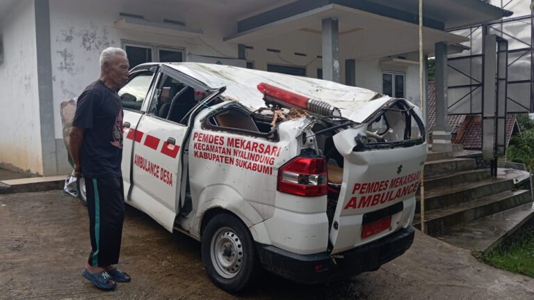 Ambulans Desa Mekarsari Rusak Tertimpa Pohon Tumbang di Nyalindung Sukabumi