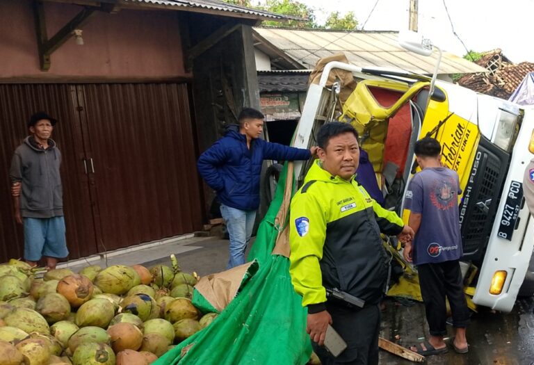Truk Muatan Kelapa Adu Banteng dengan Tronton di Palabuhanratu, Sopir Patah Kaki