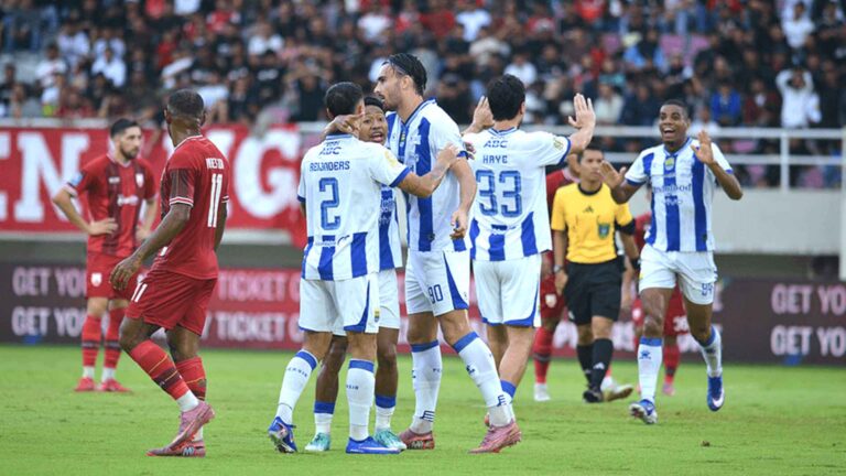 Gol Andrew Jung membawa Persib Bandung kalahkan tuan rumah Persis Solo. | Foto: Persib.co.id
