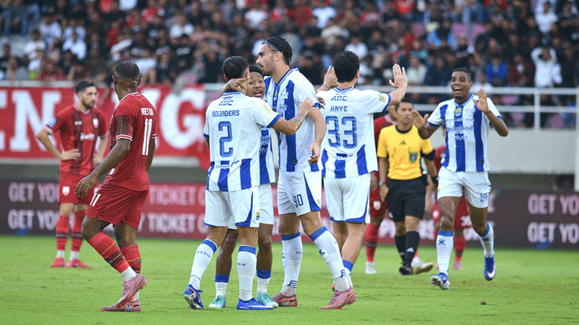 Gol Andrew Jung membawa Persib Bandung kalahkan tuan rumah Persis Solo. | Foto: Persib.co.id