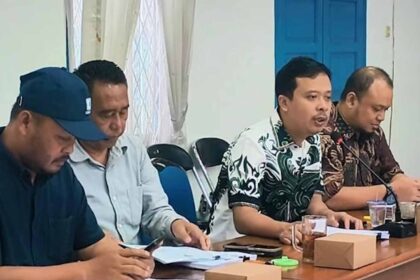 Bapemperda DPRD Kabupaten Sukabumi yang dipimpin Bayu Permana (kedua dari kanan) menargetkan 4 Raperda strategis 2025 tuntas di awal tahun 2026. | Foto: Dok. DPRD