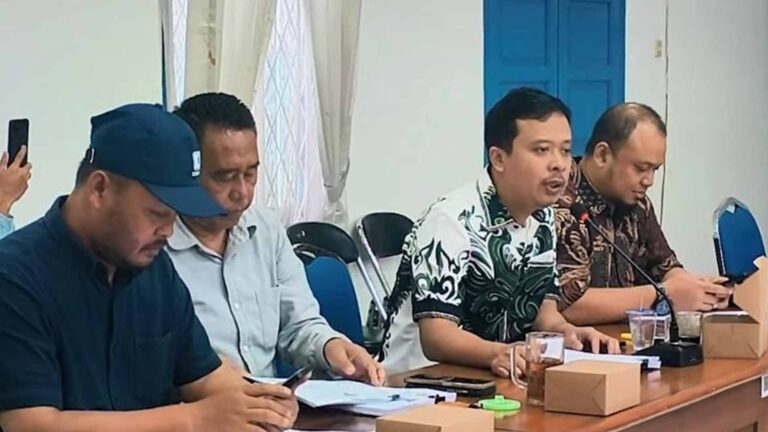 Bapemperda DPRD Kabupaten Sukabumi yang dipimpin Bayu Permana (kedua dari kanan) menargetkan 4 Raperda strategis 2025 tuntas di awal tahun 2026. | Foto: Dok. DPRD