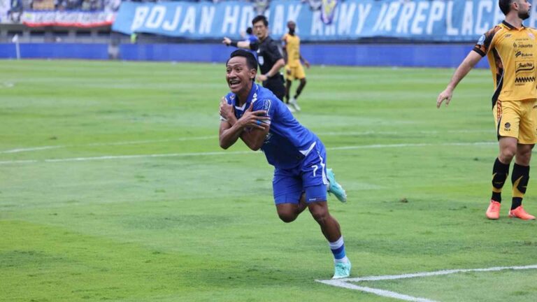 Selebrasi dingin Beckham Putra usai mencetak gol kemenangan Persib Bandung atas Persija Jakarta. | Foto: Persib.co.id