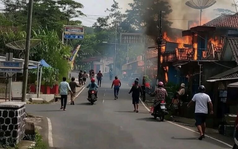Hoaks! Foto Kebakaran di Waluran Sukabumi Ini Ternyata Tak Sesuai Fakta, Damkar Sempat Terkecoh