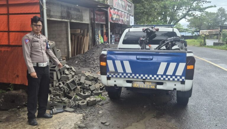 Tabrak Roster Bangunan, Pemotor 18 Tahun di Citepus Sukabumi Masuk RS