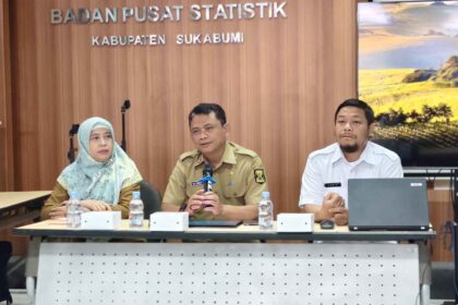 Kepala Dispar Kabupaten Sukabumi Ali Iskandar serta jajaran dan didampingi Bapperida saat membahas indikator kinerja pariwisata bersama BPS. | Foto: Ist