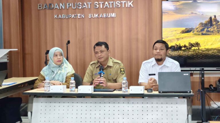 Kepala Dispar Kabupaten Sukabumi Ali Iskandar serta jajaran dan didampingi Bapperida saat membahas indikator kinerja pariwisata bersama BPS. | Foto: Ist