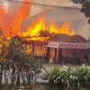 Kebakaran melanda Rumah Makan Parantina di Jalur Lingkar Selatan (Lingsel) Baros Kota Sukabumi, Selasa (27/1/2026). | Foto: Ist