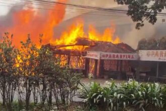 Kebakaran melanda Rumah Makan Parantina di Jalur Lingkar Selatan (Lingsel) Baros Kota Sukabumi, Selasa (27/1/2026). | Foto: Ist