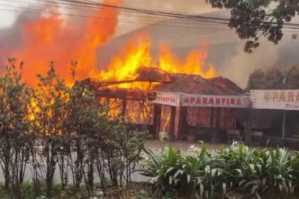 Kebakaran melanda Rumah Makan Parantina di Jalur Lingkar Selatan (Lingsel) Baros Kota Sukabumi, Selasa (27/1/2026). | Foto: Ist