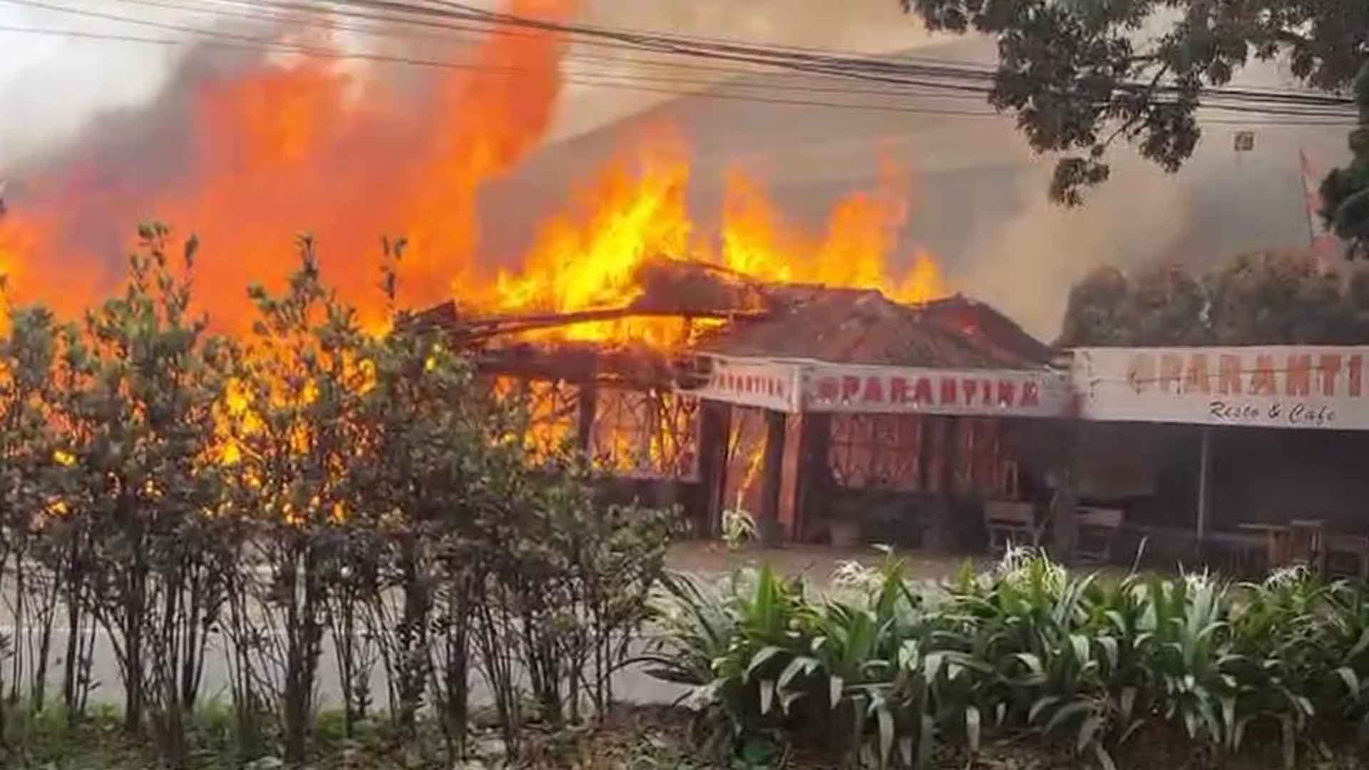 Kebakaran melanda Rumah Makan Parantina di Jalur Lingkar Selatan (Lingsel) Baros Kota Sukabumi, Selasa (27/1/2026). | Foto: Ist