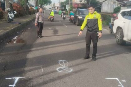 Polisi di TKP kecelakaan ojek tertabrak mobil di Cicurug Sukabumi. | Foto: Ist