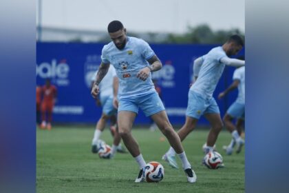 Latihan perdana Layvin Kurzawa bersama Persib Bandung. | Foto: IG Persib