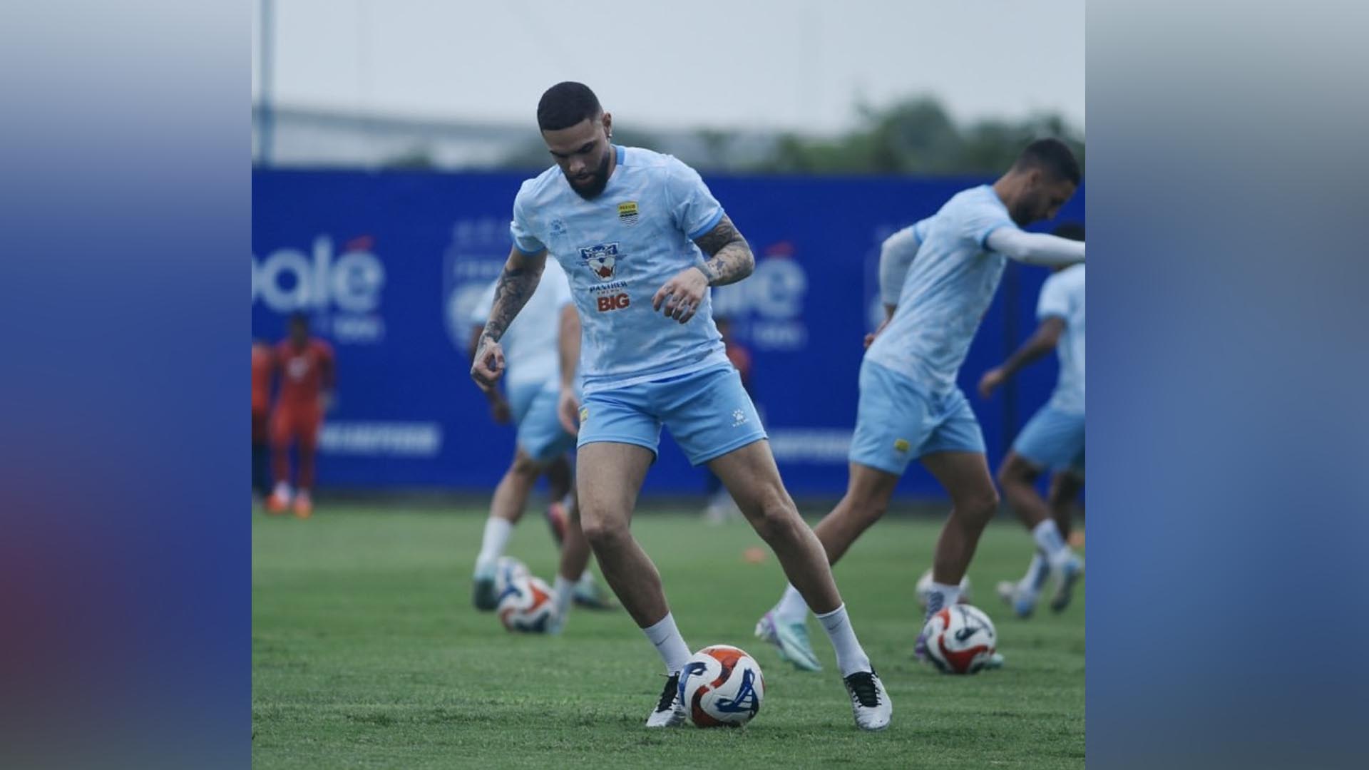 Latihan perdana Layvin Kurzawa bersama Persib Bandung. | Foto: IG Persib