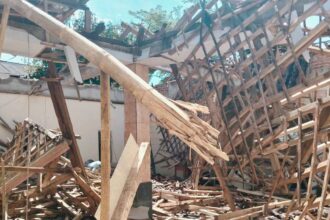 Kondisi atap Masjid SMA-SMK Permata Mandiri Jampangkulon Sukabumi yang ambruk. | Foto: Ist