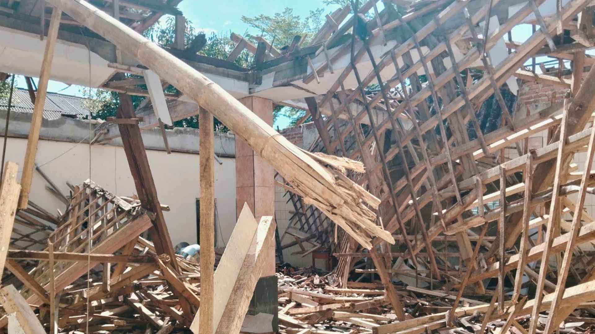 Kondisi atap Masjid SMA-SMK Permata Mandiri Jampangkulon Sukabumi yang ambruk. | Foto: Ist