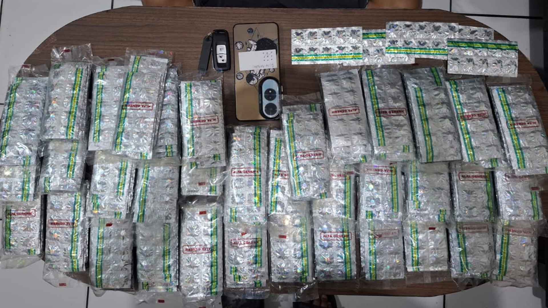 Ribuan butir pil obat keras jenis tramadol yang disita Satnarkoba Polres Sukabumi Kota dari tangan RN. | Foto: Ist