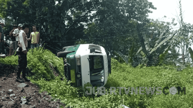 Angkot trayek Cibadak–Warungkiara Terguling di Turunan Baeud Sukabumi, Begini Kronologinya