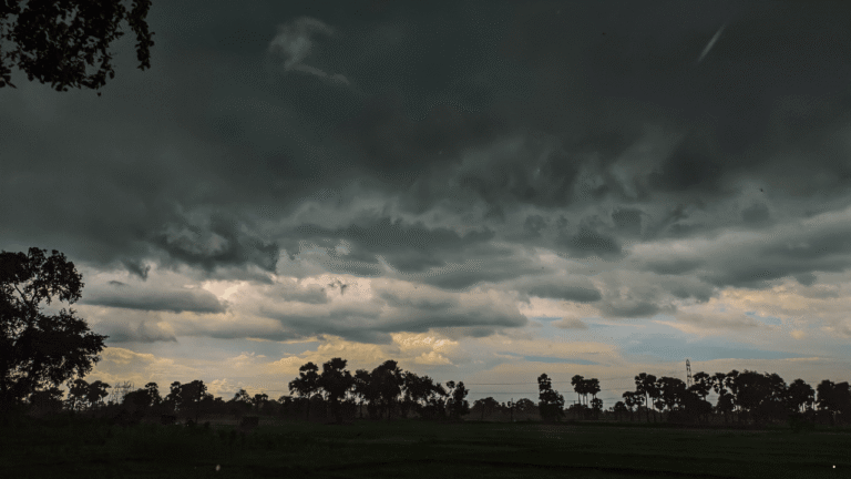Hujan Ringan hingga Sedang Berpotensi Siang–Sore Hari, Prakiraan Cuaca Jabar 5 Januari 2026