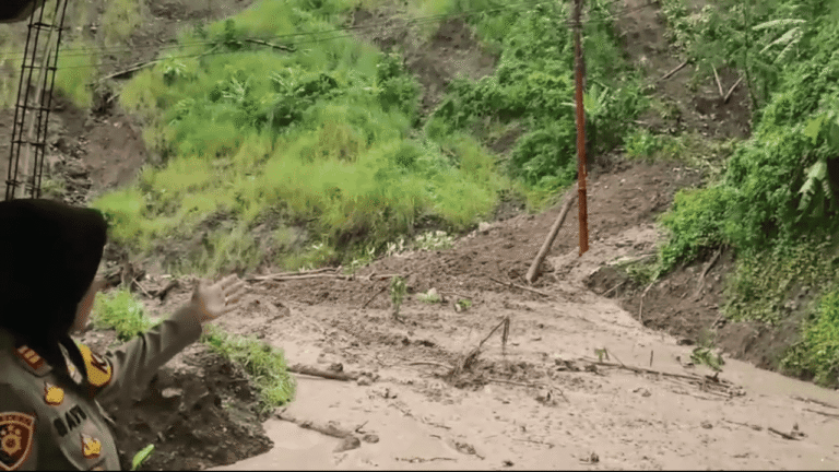 Material Longsor Masih Turun, Jalan Bagbagan–Kiaradua Belum Bisa Dilalui