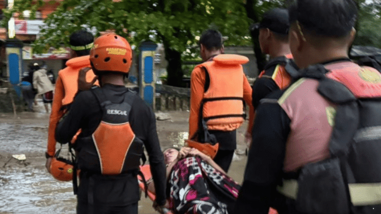 Sempat Terjebak Banjir, 10 Orang Berhasil Dievakuasi di Puskesmas Palabuhanratu Sukabumi