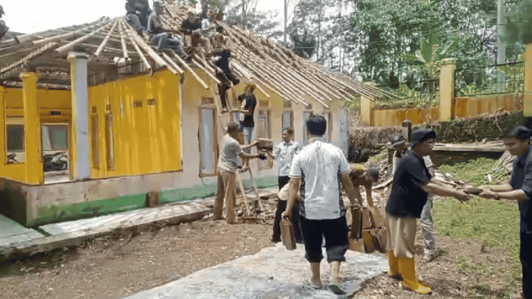 Gotong Royong Aparatur dan Warga, Mushola Kecamatan Curugkembar Sukabumi Direnovasi Secara Swadaya