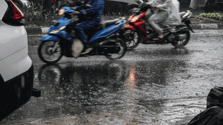 Waspada Berkendara saat Hujan, Ini Hal Penting yang Perlu Diperhatikan Warga Sukabumi
