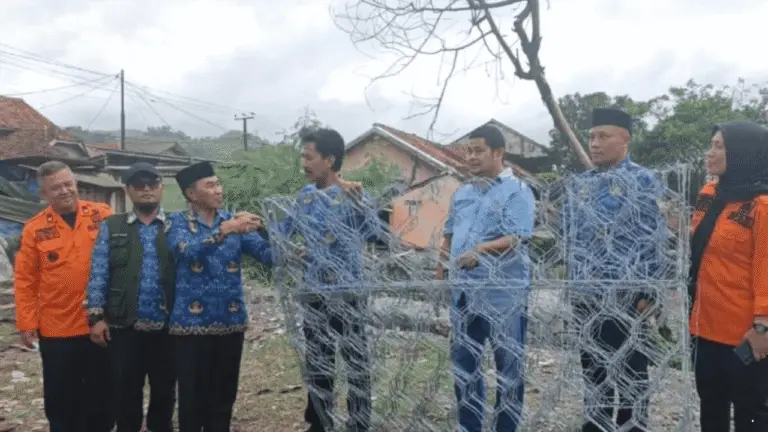 Sekda Sukabumi Bersama DPRD Tinjau Lokasi Terdampak Longsor di Desa Citarik, Salurkan Bantuan Bronjong
