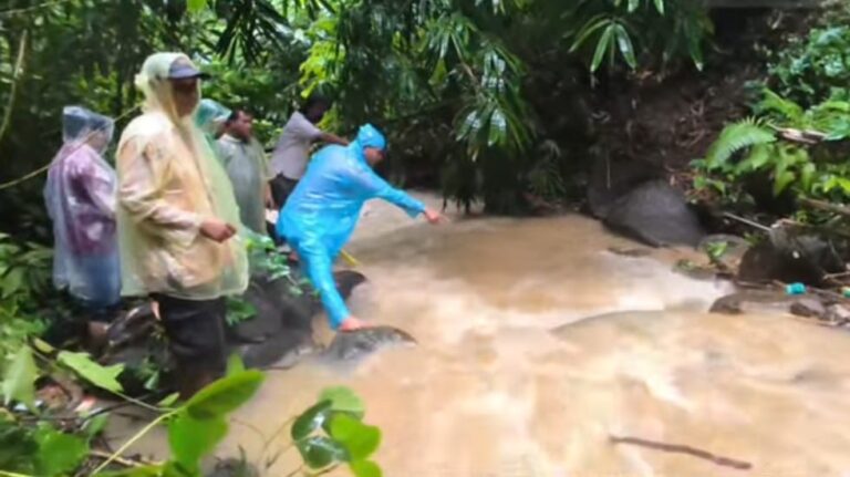Polisi bersama warga menyisir area penemuan mayat tanpa kepala di aliran Sungai Curug Dasimin Ciracap Sukabumi. | Foto: Ist