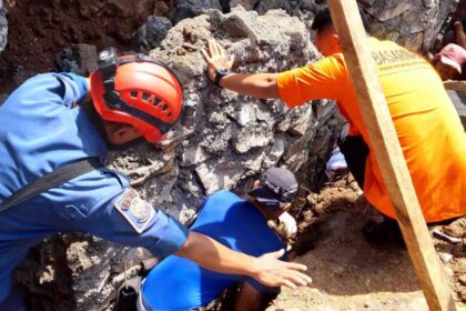 Petugas SAR gabungan melakukan evakuasi terhadap buruh bangunan yang tertimbun longsoran tembok penahan tanah (TPT) di Jalan Bhayangkara, Palabuhanratu, Kabupaten Sukabumi, Selasa (6/1/2026). | Foto: Ist