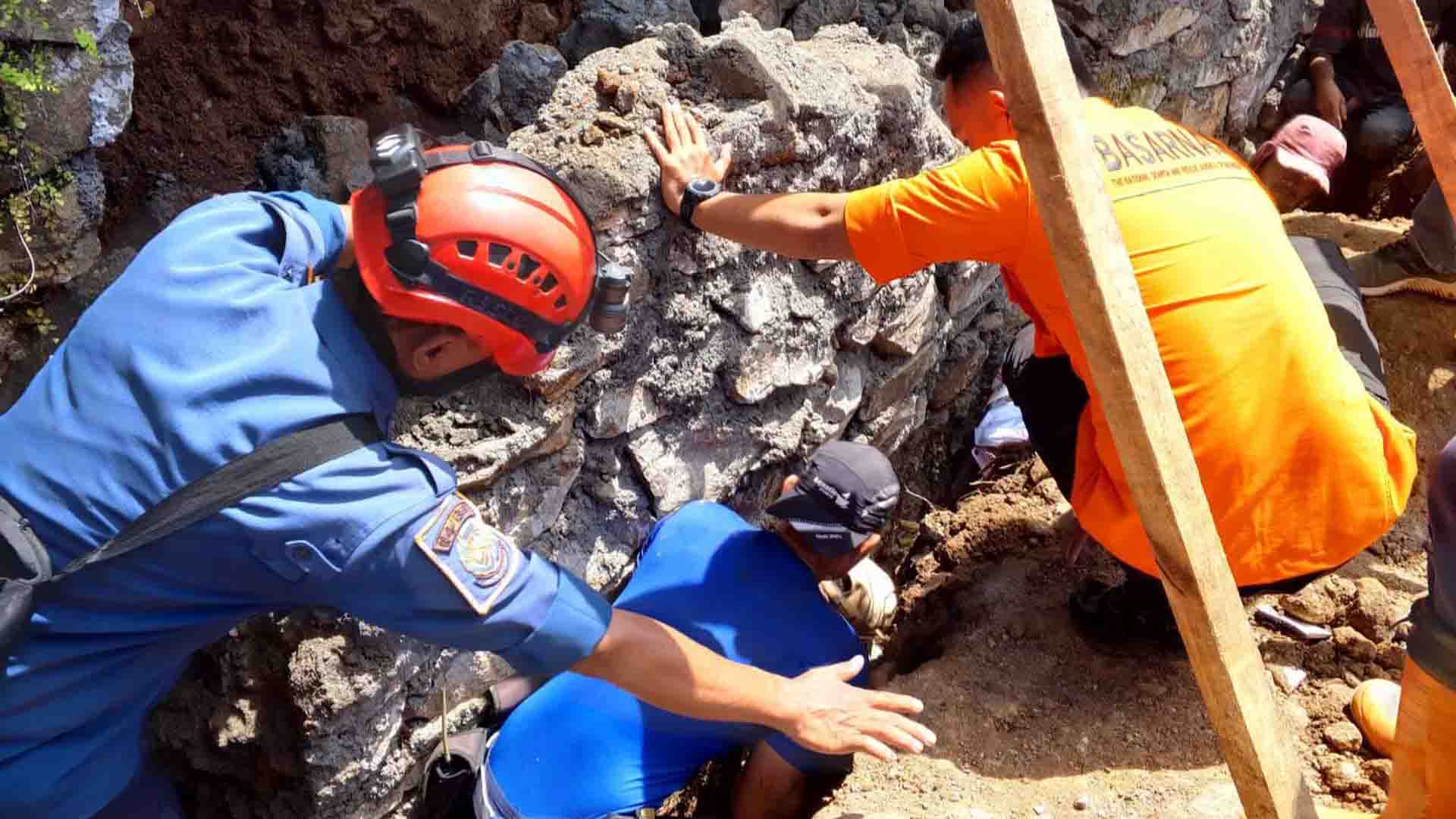 Petugas SAR gabungan melakukan evakuasi terhadap buruh bangunan yang tertimbun longsoran tembok penahan tanah (TPT) di Jalan Bhayangkara, Palabuhanratu, Kabupaten Sukabumi, Selasa (6/1/2026). | Foto: Ist
