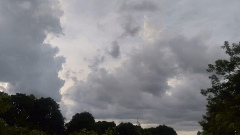 Hujan Berpotensi Terjadi Sejak Pagi hingga Malam, Prakiraan Cuaca Jabar 10 Januari 2026