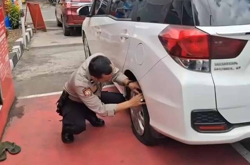 Polisi saat olah TKP pencurian uang modus gembor ban di Sukabumi. | Foto: Ist