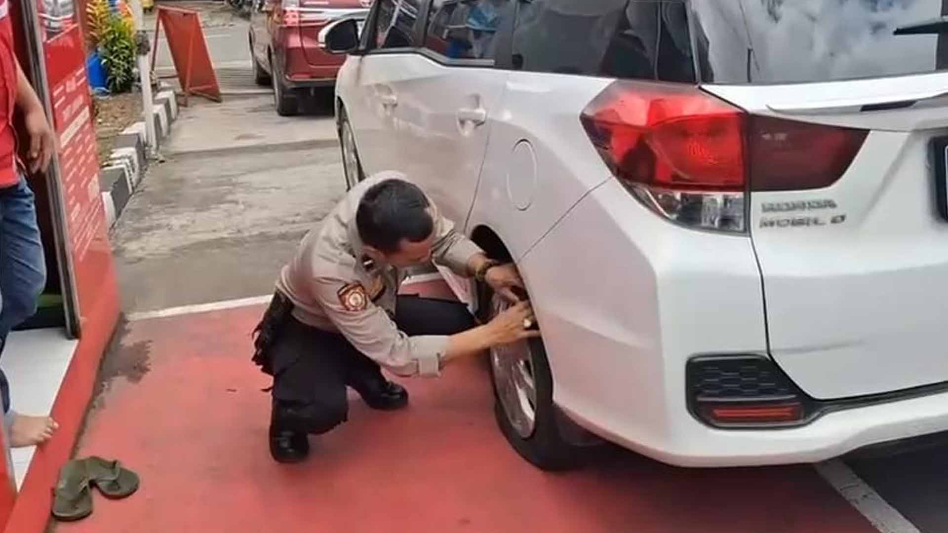 Polisi saat olah TKP pencurian uang modus gembor ban di Sukabumi. | Foto: Ist