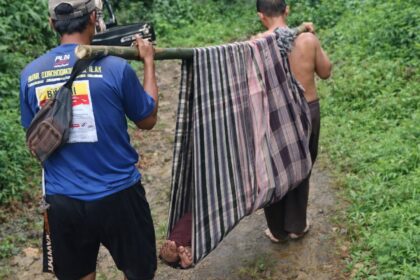 Viral ibu pascamelahirkan ditandu warga imbas jalan rusak di Jampangtengah Sukabumi. | Foto: Ist