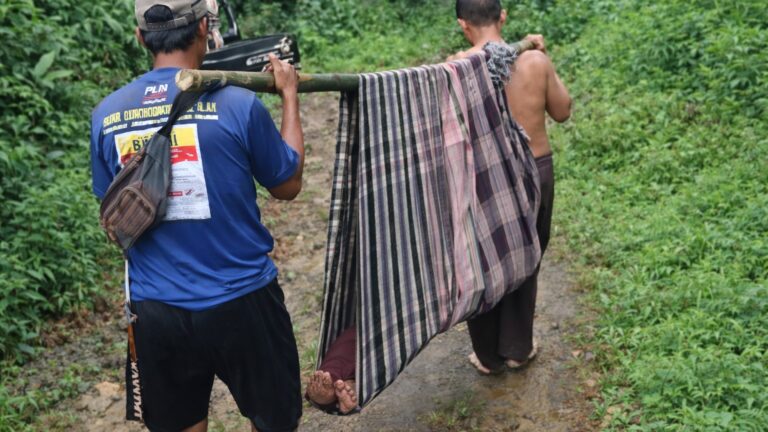 Viral ibu pascamelahirkan ditandu warga imbas jalan rusak di Jampangtengah Sukabumi. | Foto: Ist
