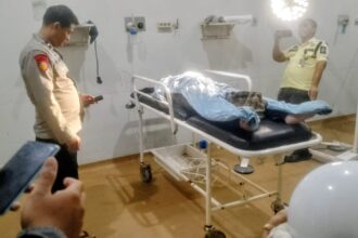 IRT asal Warungkiara yang terseret ombak di Pantai Gadobangkong Palabuhanratu Sukabumi saat mendapatkan penanganan medis di RS. | Foto: Ist