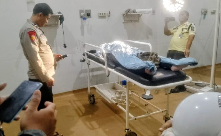 IRT asal Warungkiara yang terseret ombak di Pantai Gadobangkong Palabuhanratu Sukabumi saat mendapatkan penanganan medis di RS. | Foto: Ist