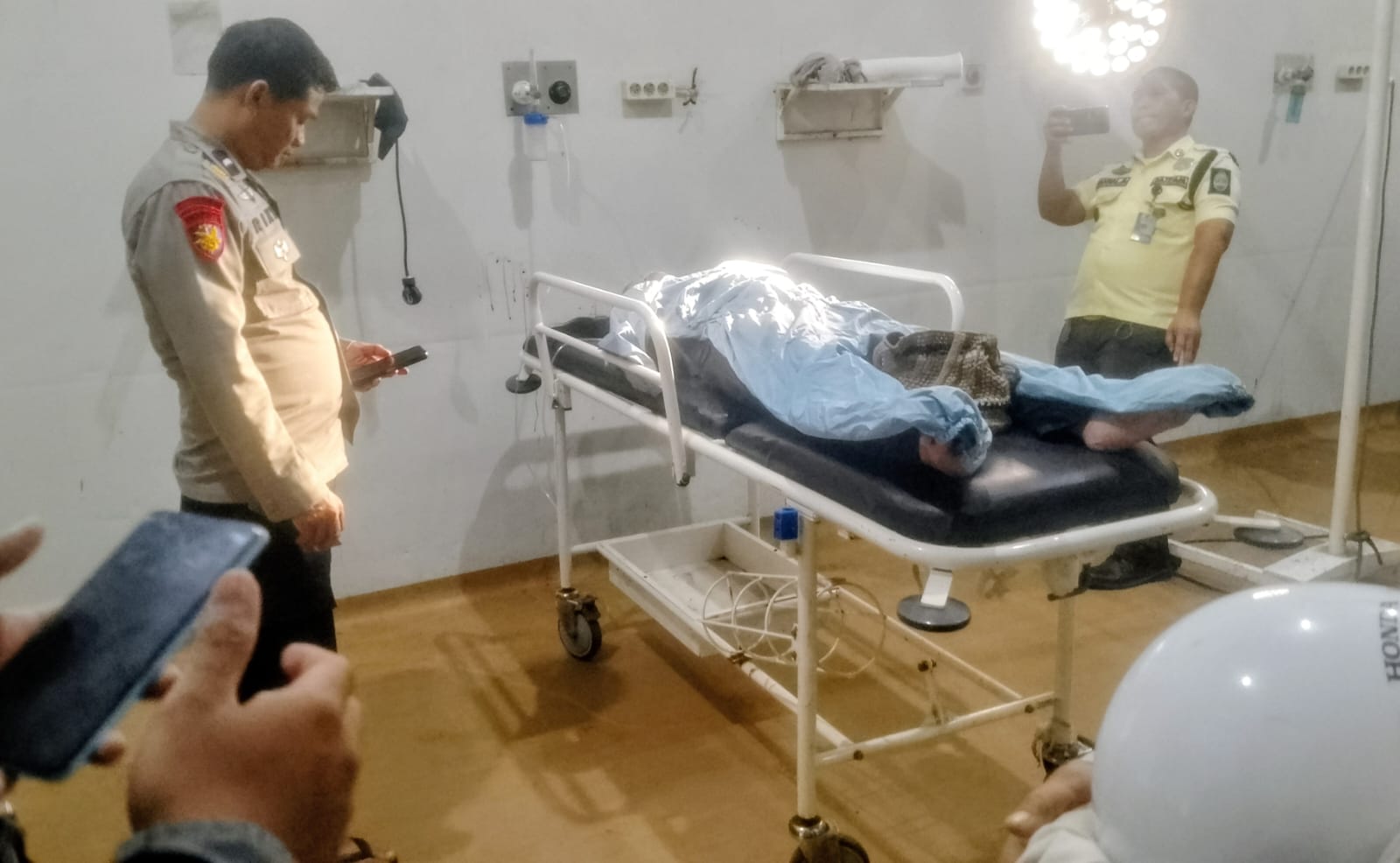 IRT asal Warungkiara yang terseret ombak di Pantai Gadobangkong Palabuhanratu Sukabumi saat mendapatkan penanganan medis di RS. | Foto: Ist