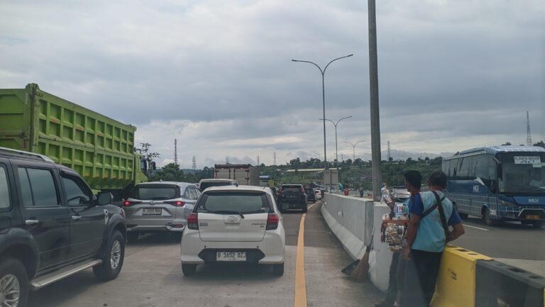 Macet Mengular 1 Km, Pengendara Terkunci di Exit Tol Parungkuda