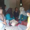 Aparat kecamatan bersama tenaga kesehatan dan warga saat melakukan pengecekan kondisi Ani (57) di Kampung Pasirangin, Desa Jampangtengah, Kabupaten Sukabumi, Sabtu (21/2/2026). | Foto: Ist