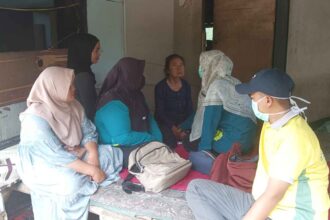 Aparat kecamatan bersama tenaga kesehatan dan warga saat melakukan pengecekan kondisi Ani (57) di Kampung Pasirangin, Desa Jampangtengah, Kabupaten Sukabumi, Sabtu (21/2/2026). | Foto: Ist