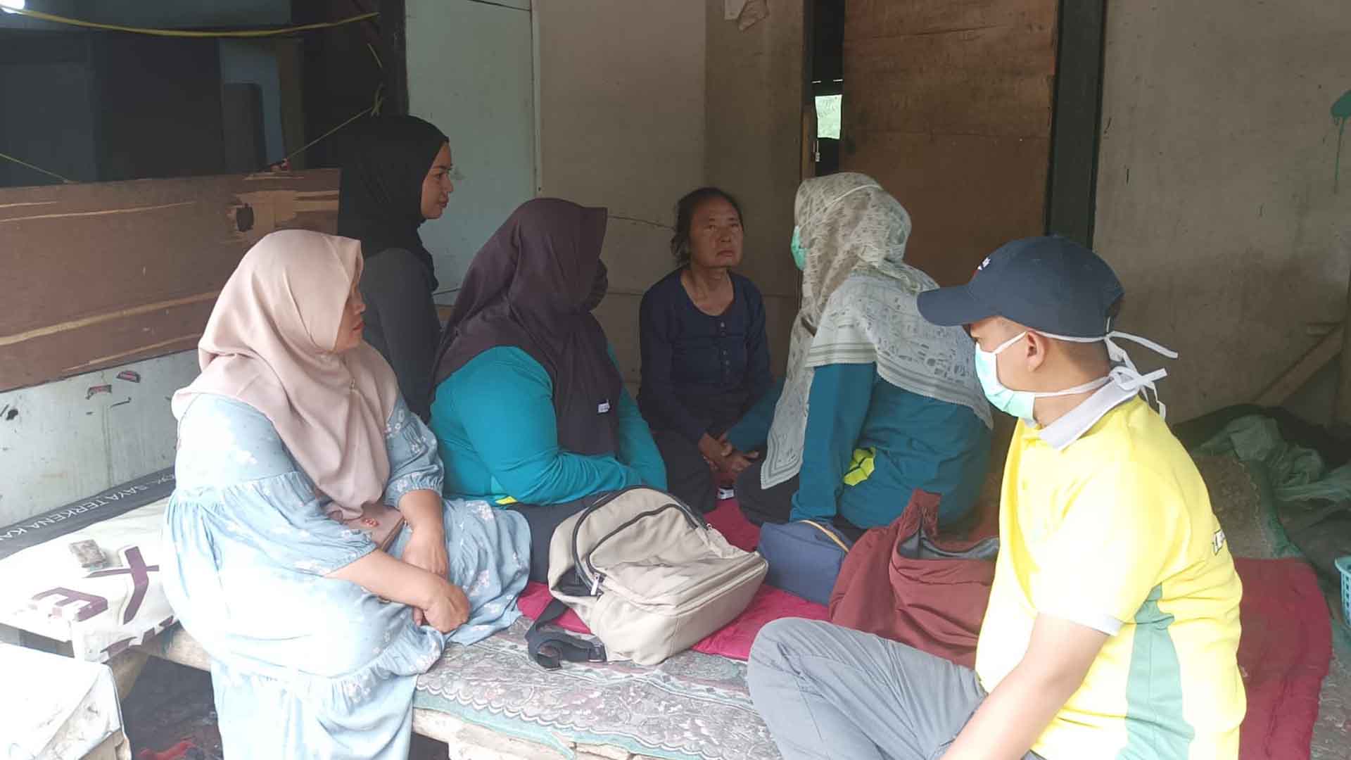 Aparat kecamatan bersama tenaga kesehatan dan warga saat melakukan pengecekan kondisi Ani (57) di Kampung Pasirangin, Desa Jampangtengah, Kabupaten Sukabumi, Sabtu (21/2/2026). | Foto: Ist