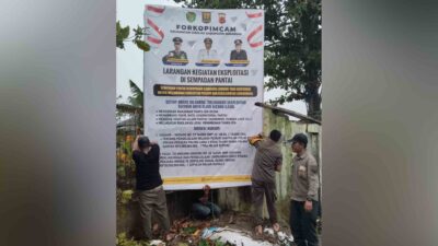 Pemasangan Banner larangan cegah Ekploitasi Sempadan Pantai oleh Pemerintah Kecamatan Cisolok, Kamis (12/2/2026). | Foto: Muri