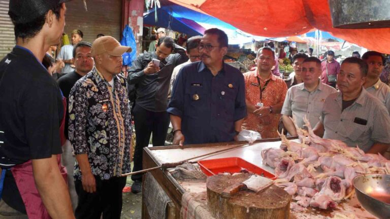 Bupati Sukabumi Asep Japar bersama unsur Forkopimda dan Forkopimcam saat sidak ke Pasar Palabuhanratu, Kamis (12/2/2026). | Foto: Diskominfosan Kab. Sukabumi