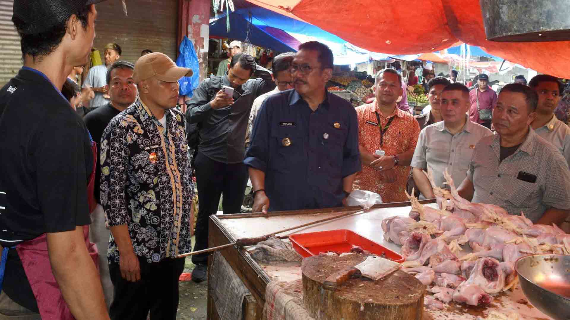 Bupati Sukabumi Asep Japar bersama unsur Forkopimda dan Forkopimcam saat sidak ke Pasar Palabuhanratu, Kamis (12/2/2026). | Foto: Diskominfosan Kab. Sukabumi