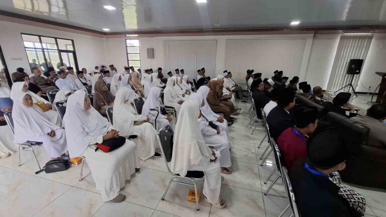 Para calon jemaah haji Kabupaten Sukabumi mengikuti manasik terintegrasi di kantor Kemenhaj Kabupaten Sukabumi. | Foto: Ans