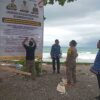 Pemasangan Banner larangan cegah Ekploitasi Sempadan Pantai oleh Pemerintah Kecamatan Cisolok, Kamis (12/2/2026). | Foto: Muri